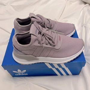Adidas women’s running shoes size 7 brand new!